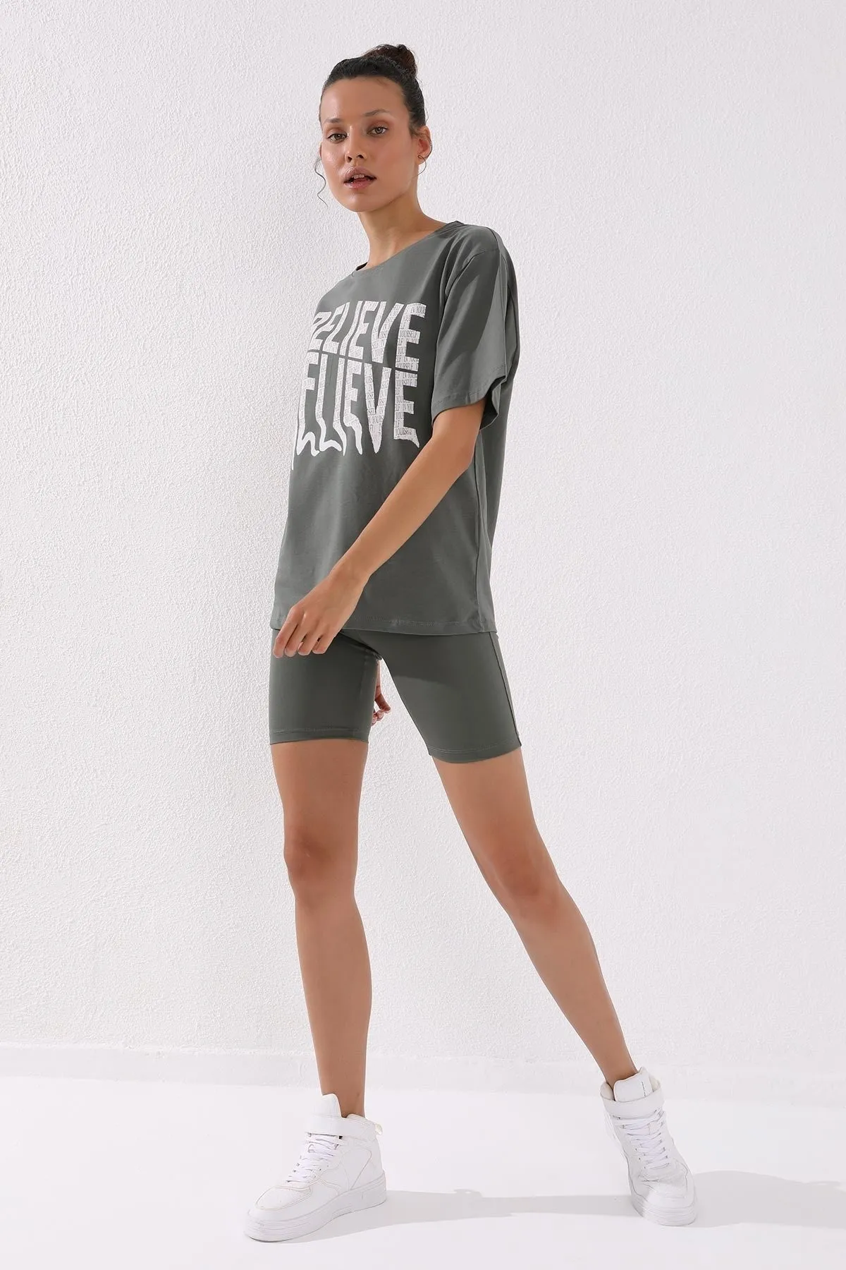 deforme yazi baskili o yaka oversize kadin t-shirt - 97139