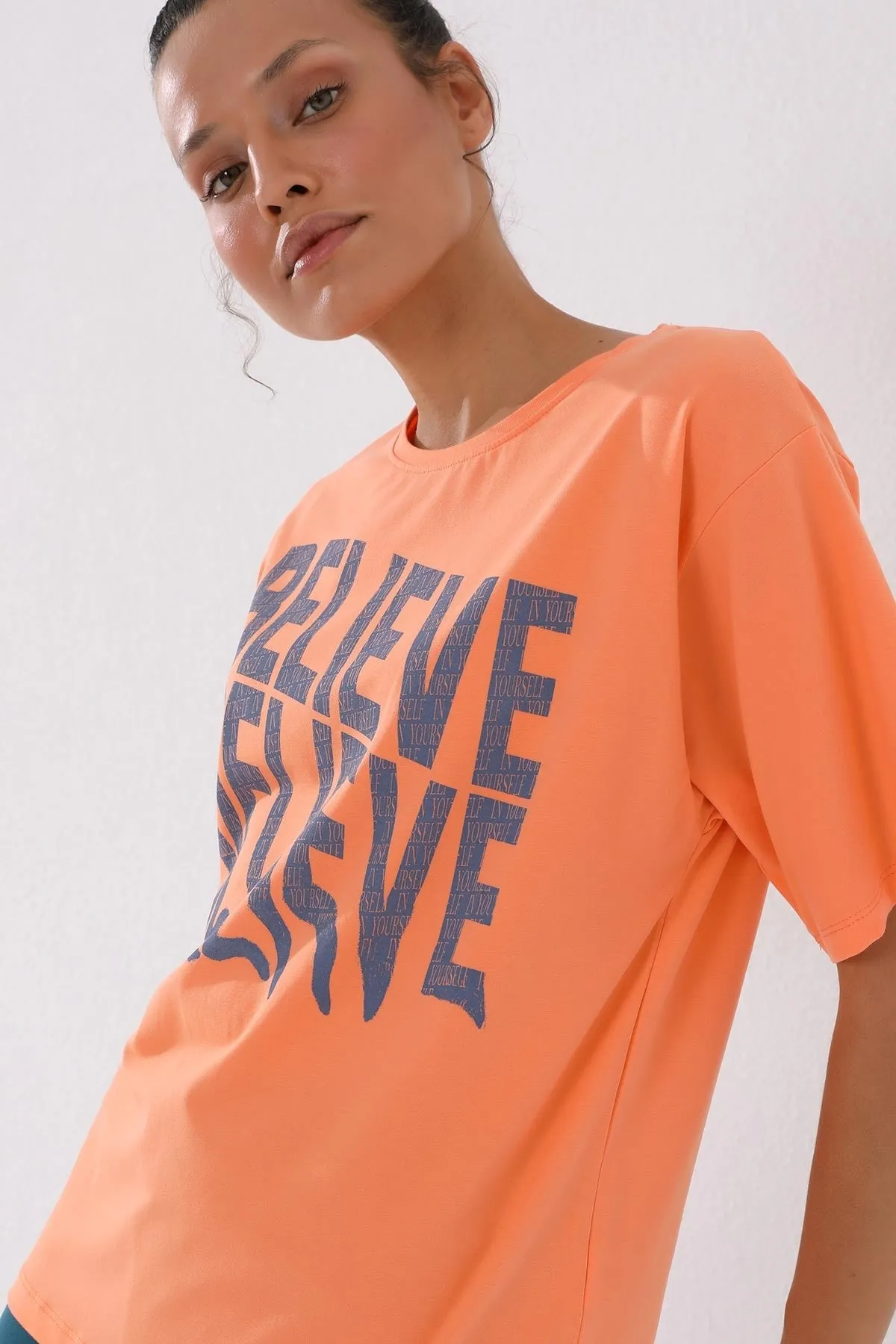 deforme yazi baskili o yaka oversize kadin t-shirt - 97139
