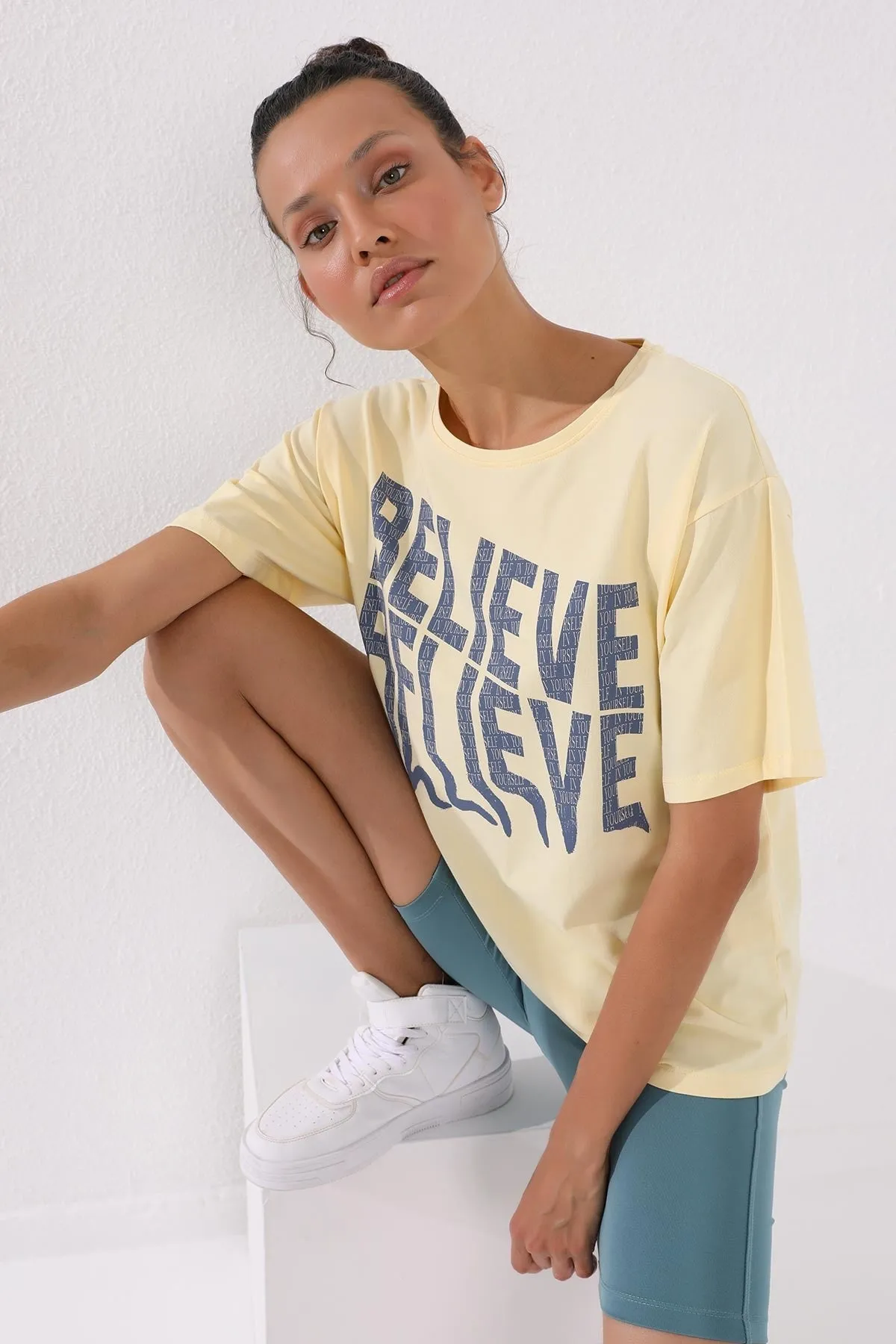 deforme yazi baskili o yaka oversize kadin t-shirt - 97139