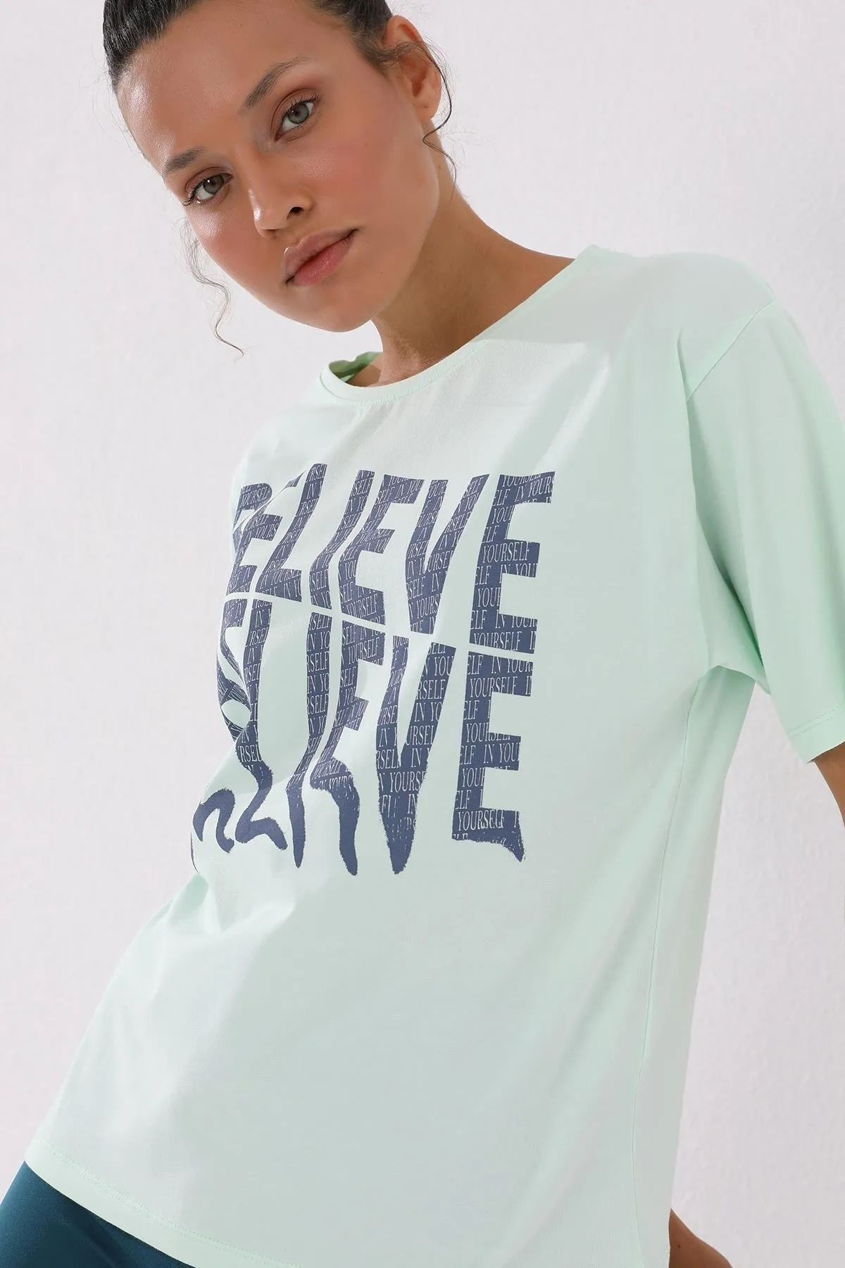 deforme yazi baskili o yaka oversize kadin t-shirt - 97139