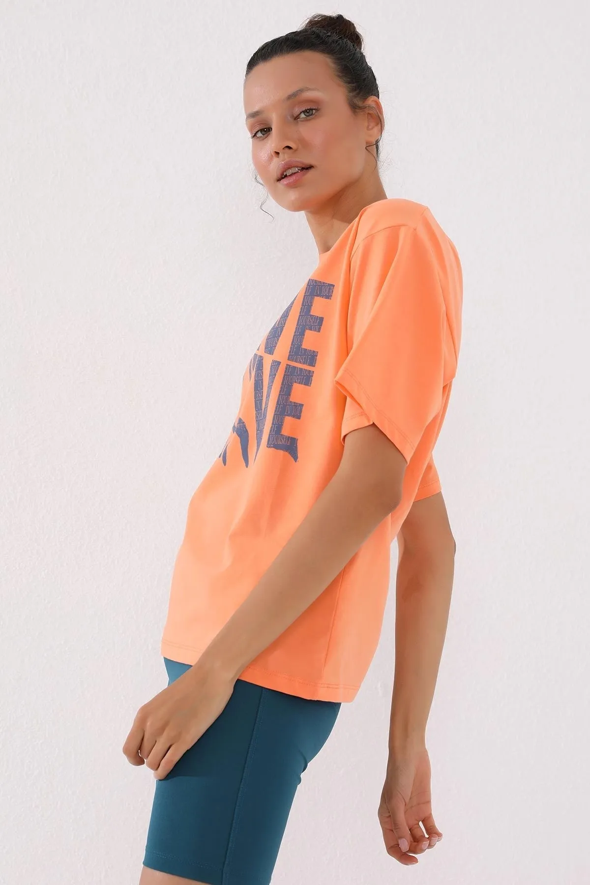deforme yazi baskili o yaka oversize kadin t-shirt - 97139