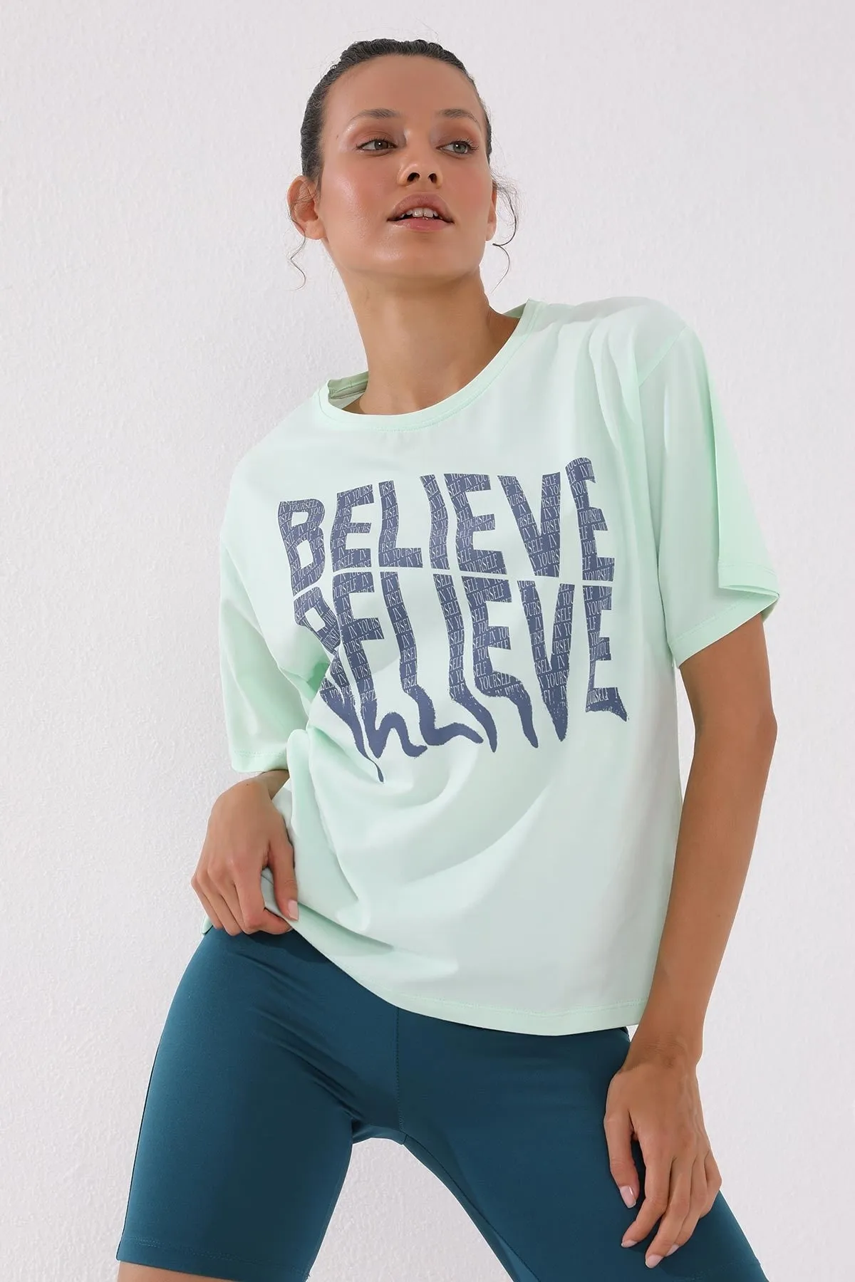 deforme yazi baskili o yaka oversize kadin t-shirt - 97139