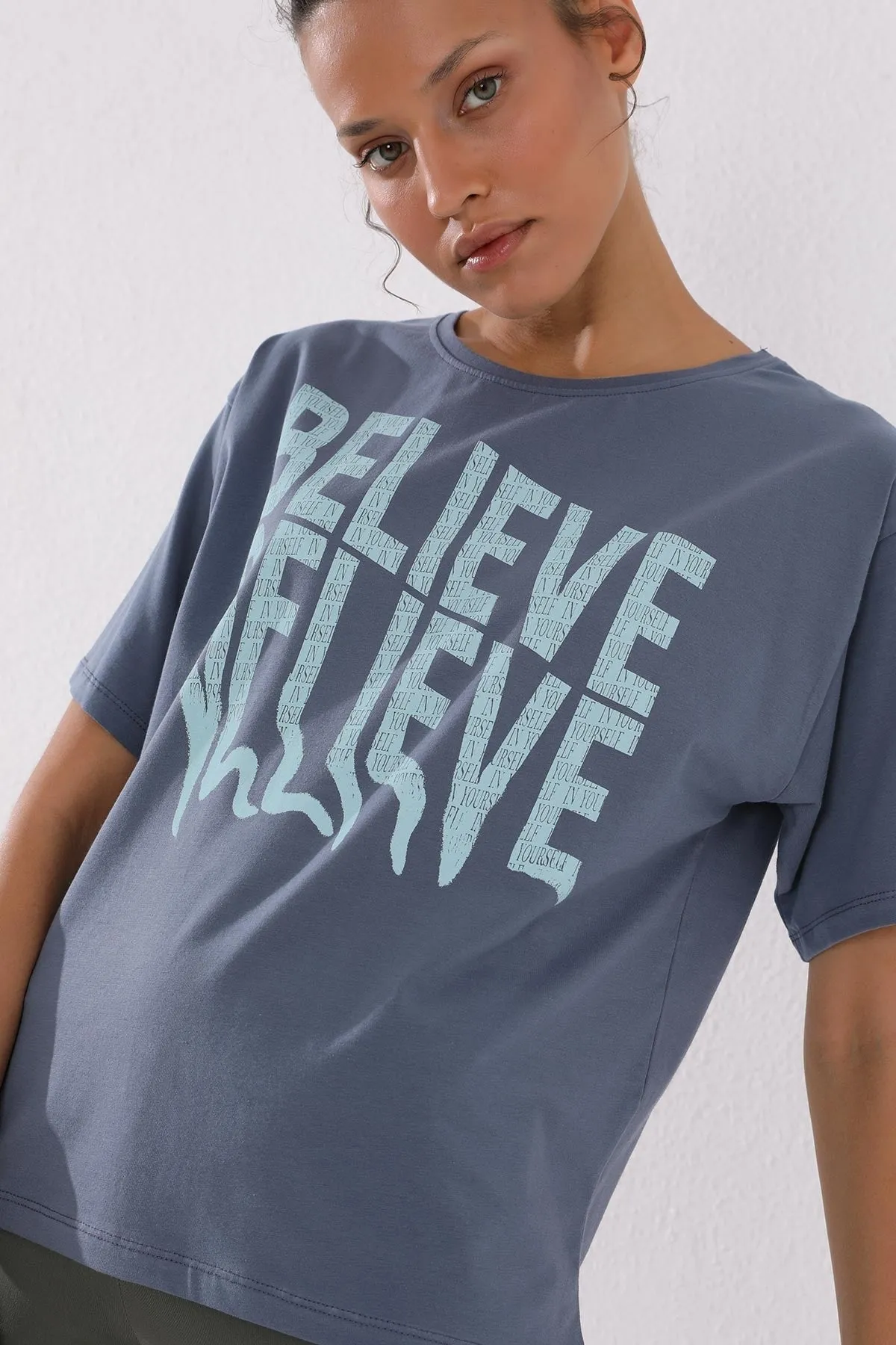 deforme yazi baskili o yaka oversize kadin t-shirt - 97139