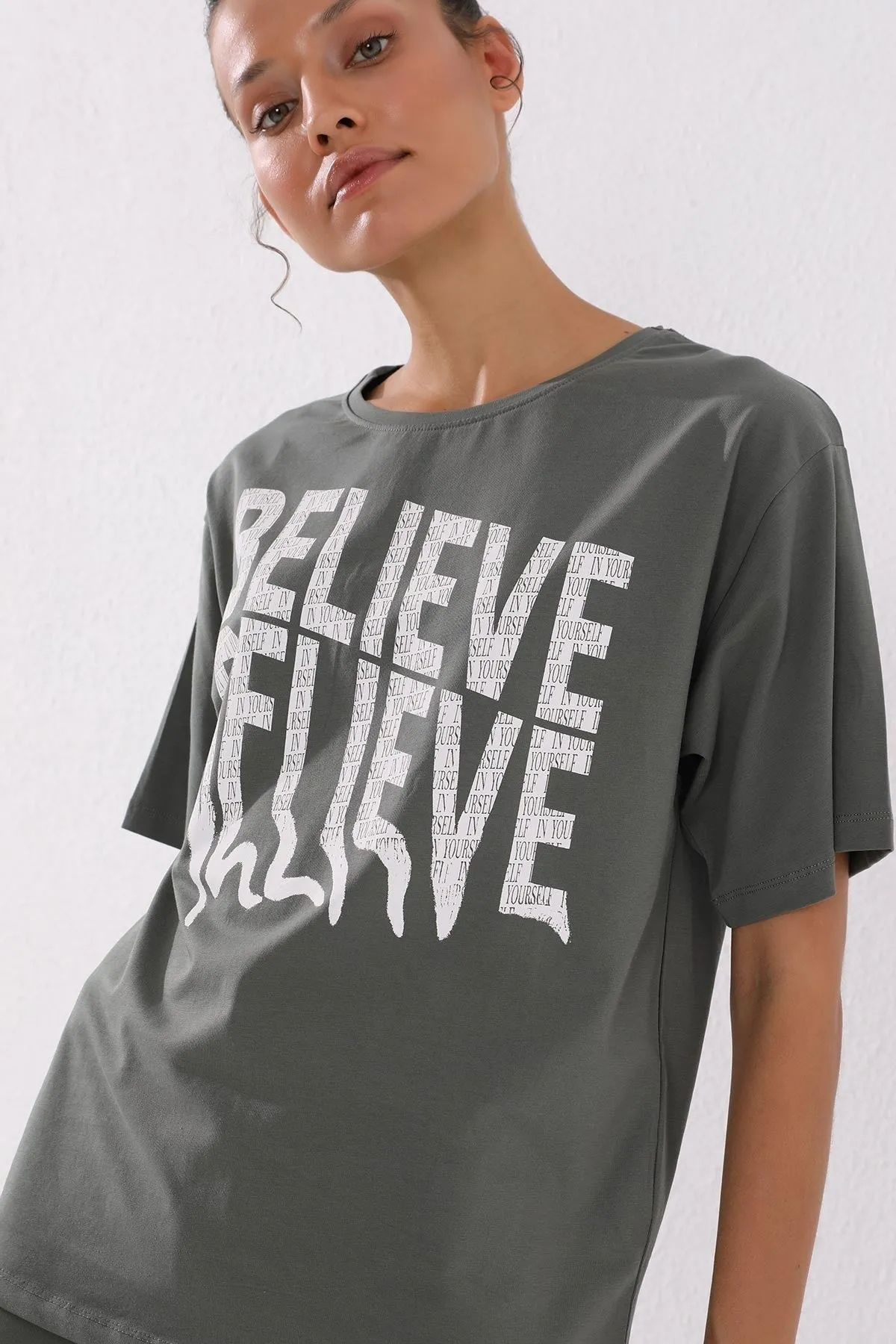 deforme yazi baskili o yaka oversize kadin t-shirt - 97139