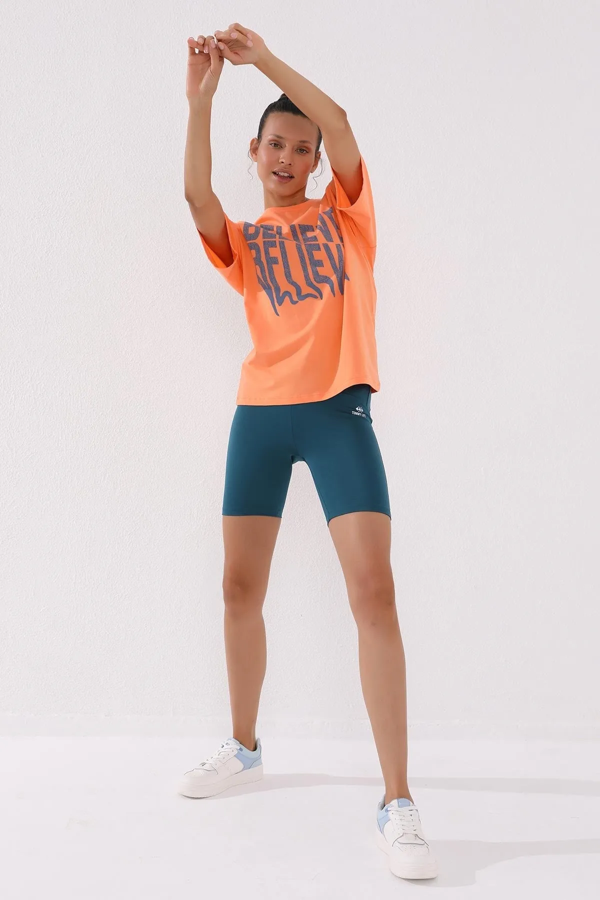 deforme yazi baskili o yaka oversize kadin t-shirt - 97139
