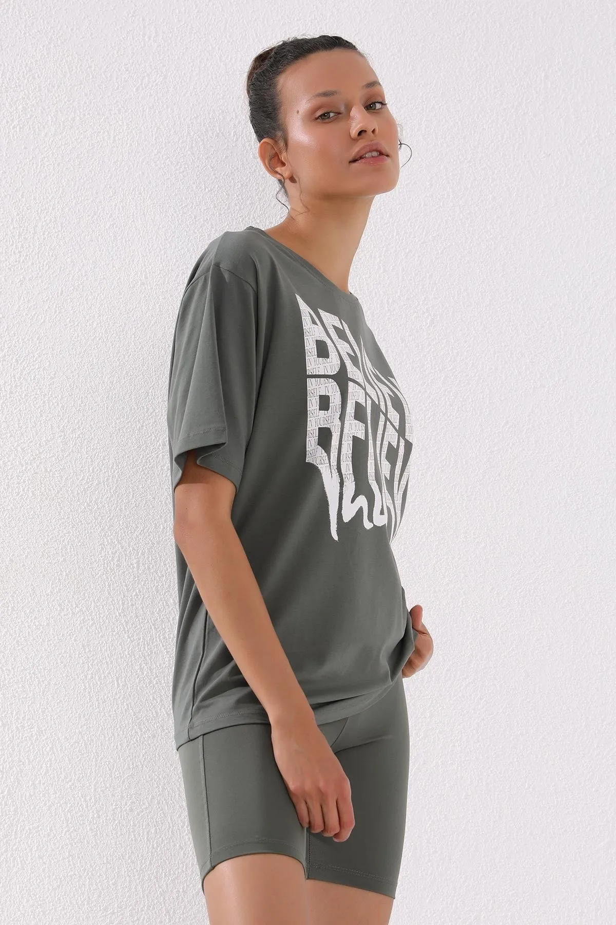 deforme yazi baskili o yaka oversize kadin t-shirt - 97139